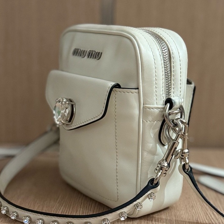 缪繆 miumiu 限定鑽扣雙肩帶郵差包包,尺寸:15*18*6-3