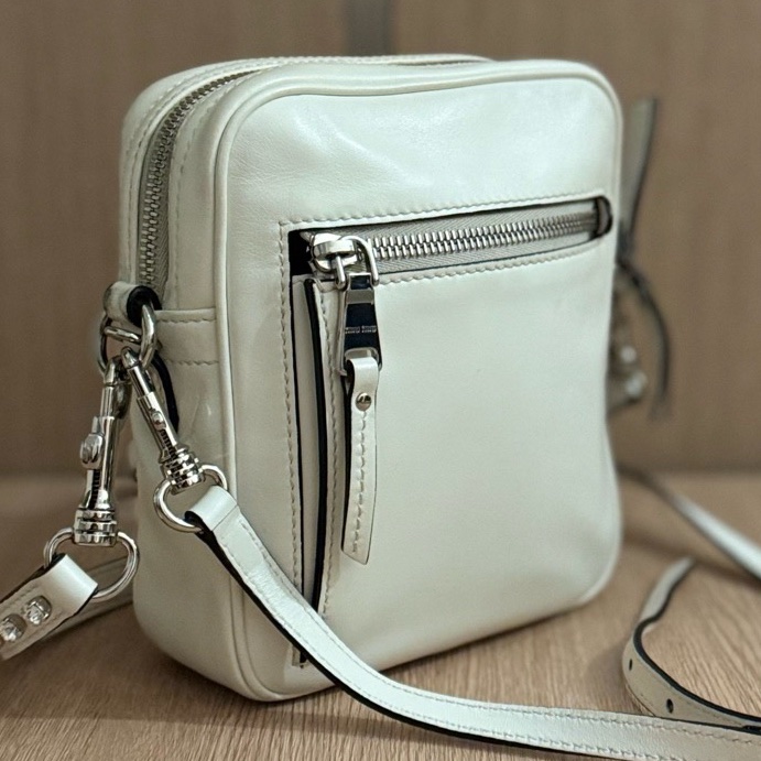 缪繆 miumiu 限定鑽扣雙肩帶郵差包包,尺寸:15*18*6-4