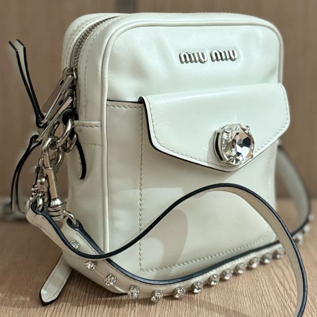 缪繆 miumiu 限定鑽扣雙肩帶郵差包包,尺寸:15*18*6-5