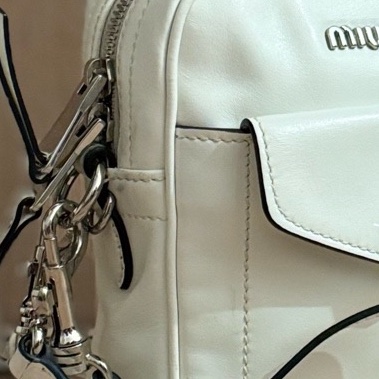 缪繆 miumiu 限定鑽扣雙肩帶郵差包包,尺寸:15*18*6-6