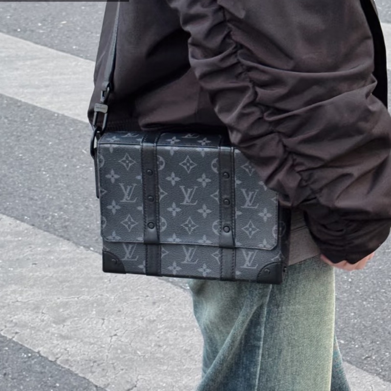 帥翻天😎實用款99新🆕Lv路易威登全黑老花trunk黑武士盒子包郵差包單肩斜挎包-0