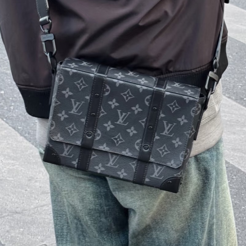 帥翻天😎實用款99新🆕Lv路易威登全黑老花trunk黑武士盒子包郵差包單肩斜挎包-1