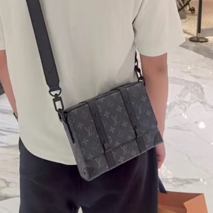 帥翻天😎實用款99新🆕Lv路易威登全黑老花trunk黑武士盒子包郵差包單肩斜挎包-7