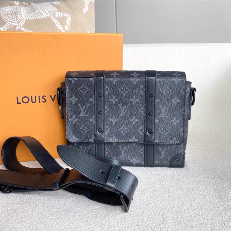 帥翻天😎實用款99新🆕Lv路易威登全黑老花trunk黑武士盒子包郵差包單肩斜挎包-8