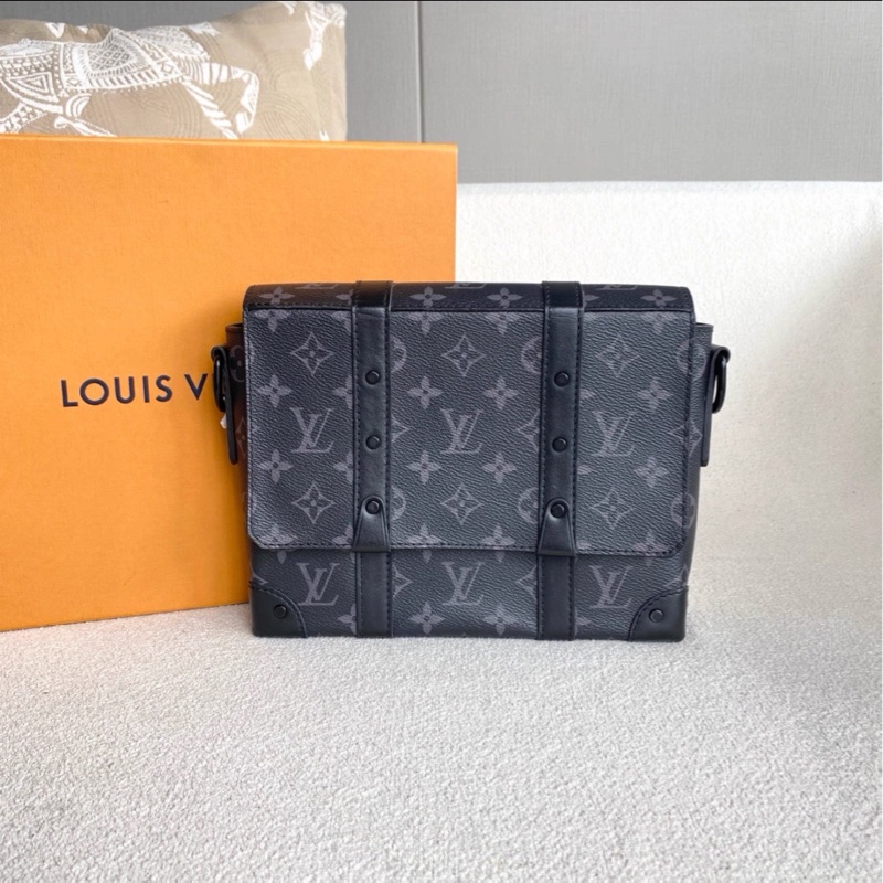 帥翻天😎實用款99新🆕Lv路易威登全黑老花trunk黑武士盒子包郵差包單肩斜挎包-9