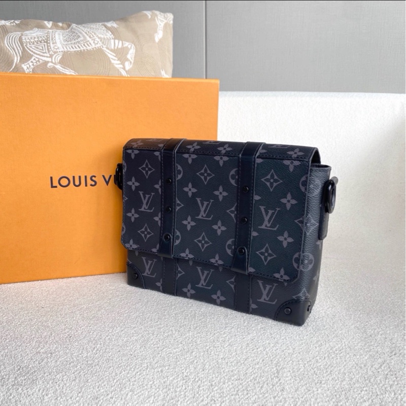 帥翻天😎實用款99新🆕Lv路易威登全黑老花trunk黑武士盒子包郵差包單肩斜挎包-11
