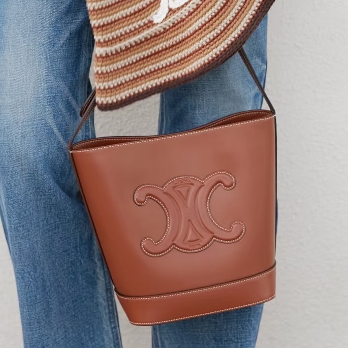 氣質百搭款🦢Celine賽琳焦糖棕全皮凱旋門logo水桶包單肩斜挎包-0