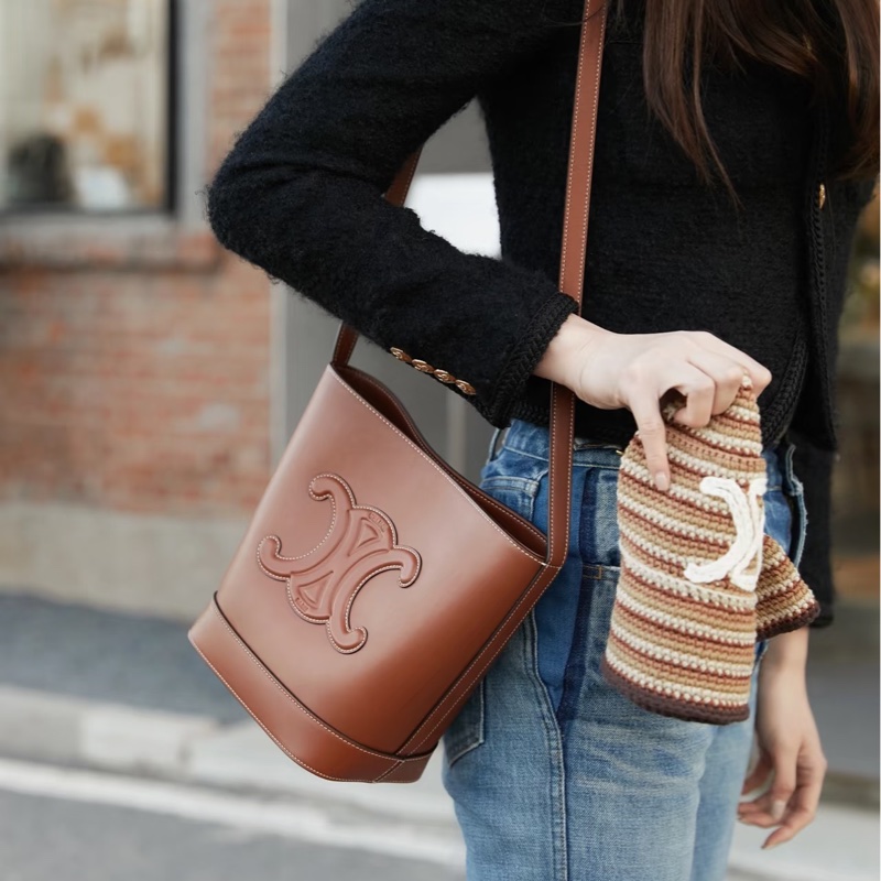 氣質百搭款🦢Celine賽琳焦糖棕全皮凱旋門logo水桶包單肩斜挎包-1