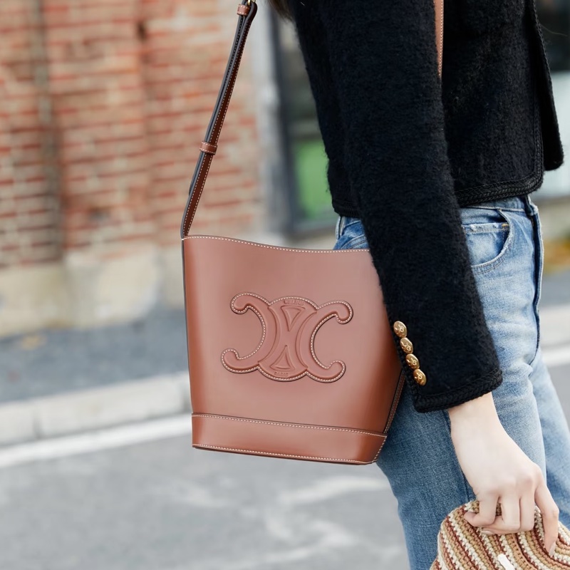 氣質百搭款🦢Celine賽琳焦糖棕全皮凱旋門logo水桶包單肩斜挎包-2