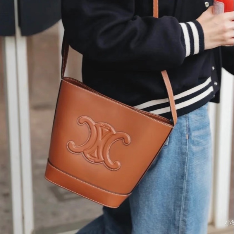 氣質百搭款🦢Celine賽琳焦糖棕全皮凱旋門logo水桶包單肩斜挎包-3