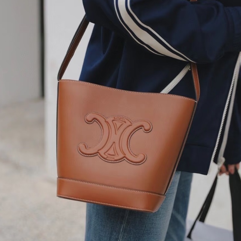 氣質百搭款🦢Celine賽琳焦糖棕全皮凱旋門logo水桶包單肩斜挎包-4