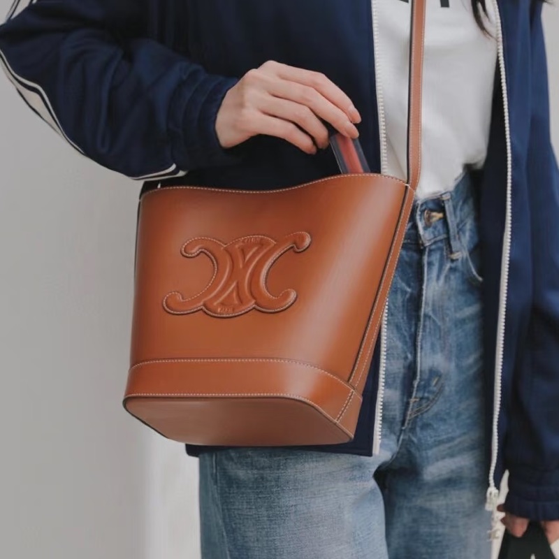 氣質百搭款🦢Celine賽琳焦糖棕全皮凱旋門logo水桶包單肩斜挎包-5