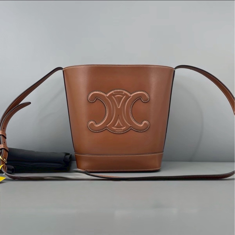 氣質百搭款🦢Celine賽琳焦糖棕全皮凱旋門logo水桶包單肩斜挎包-6
