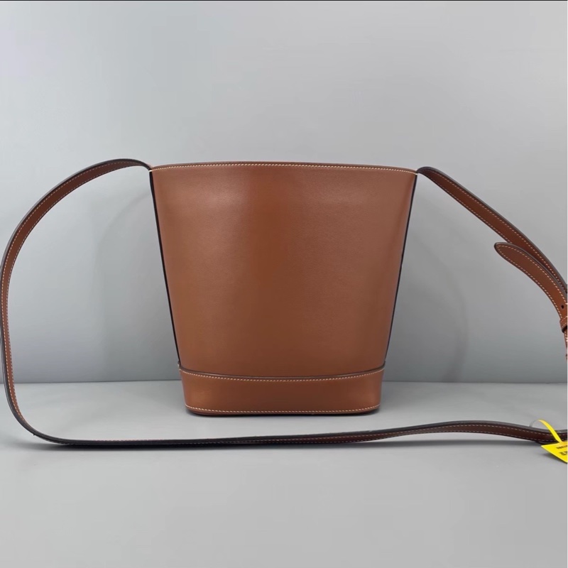 氣質百搭款🦢Celine賽琳焦糖棕全皮凱旋門logo水桶包單肩斜挎包-7