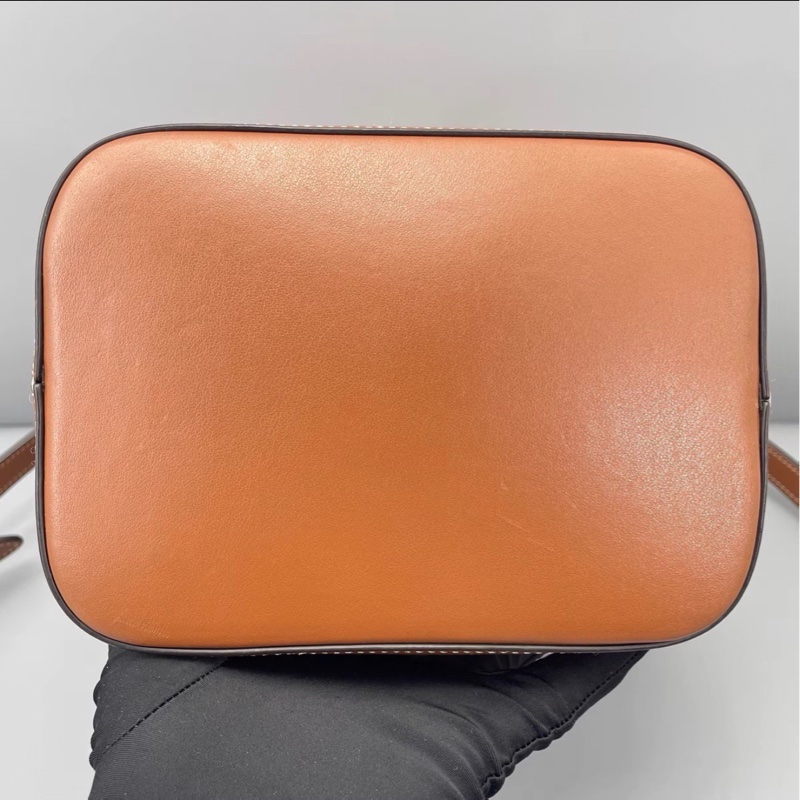 氣質百搭款🦢Celine賽琳焦糖棕全皮凱旋門logo水桶包單肩斜挎包-10