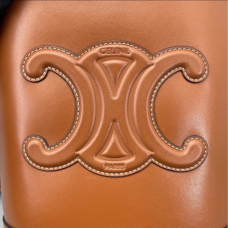 氣質百搭款🦢Celine賽琳焦糖棕全皮凱旋門logo水桶包單肩斜挎包-11