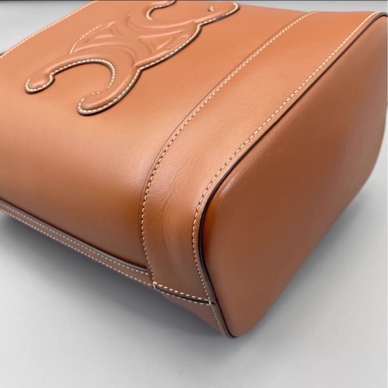 氣質百搭款🦢Celine賽琳焦糖棕全皮凱旋門logo水桶包單肩斜挎包-12