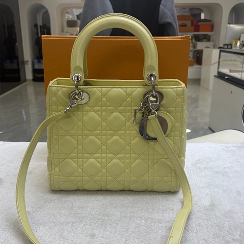 迪奧/Dior 戴妃五格銀扣羊皮小雞黃13年編碼 尺寸：24*20*11