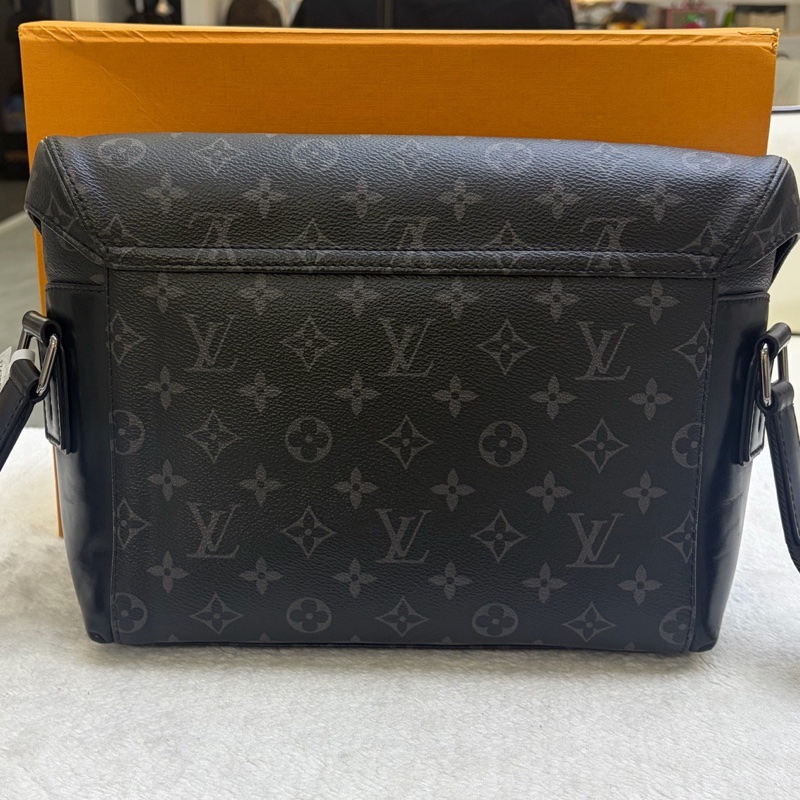 路易威登/Louis Vuitton Voyager黑武士郵差包小號芯片款無破裂-1