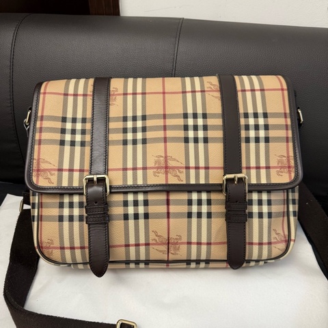 Burberry博柏利巴寶莉經典格紋郵差包單肩斜挎包。附件：塵袋