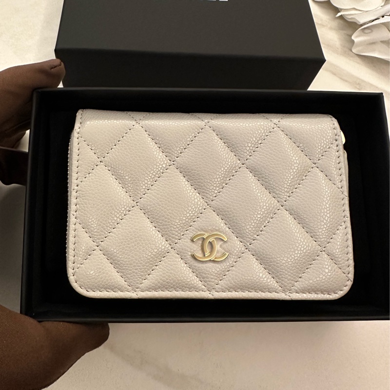 CHANEL 菱格紋荔枝紋牛皮奶茶色淡金拉鍊零錢包-0