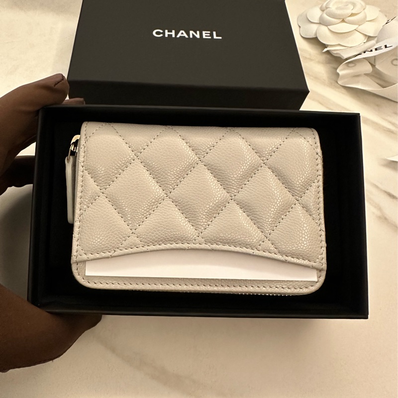 CHANEL 菱格紋荔枝紋牛皮奶茶色淡金拉鍊零錢包-1