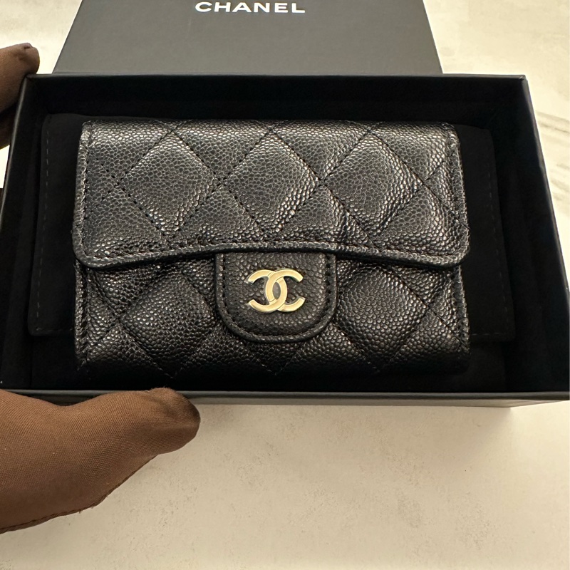 Chanel 荔枝紋牛皮菱格紋黑金釦式零錢包-0