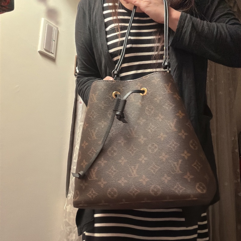 LV 晶片款 水桶包-2