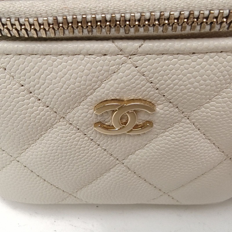 CHANEL 21S盒子化妝包無鏡子白色荔枝牛皮31開金扣-4