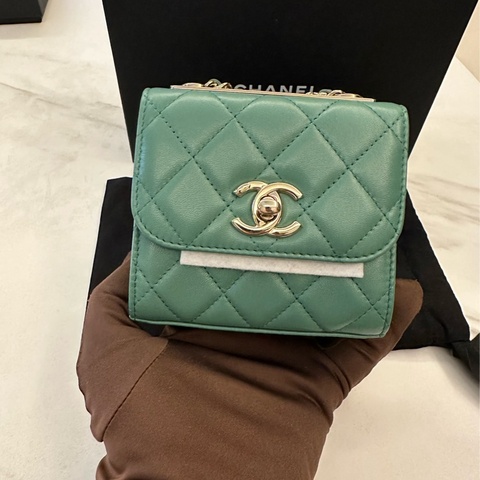 Chanel 淡金扣迷你斜背包