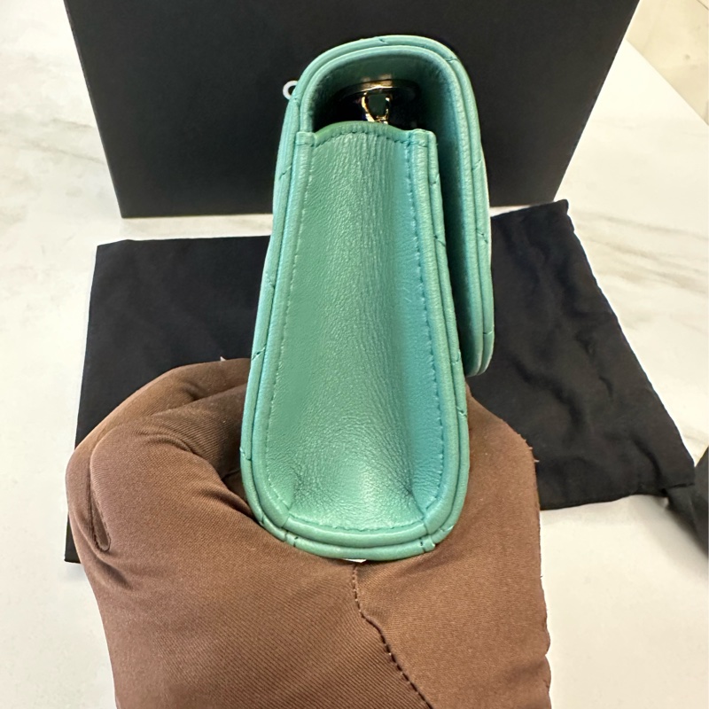 Chanel 淡金扣迷你斜背包-2