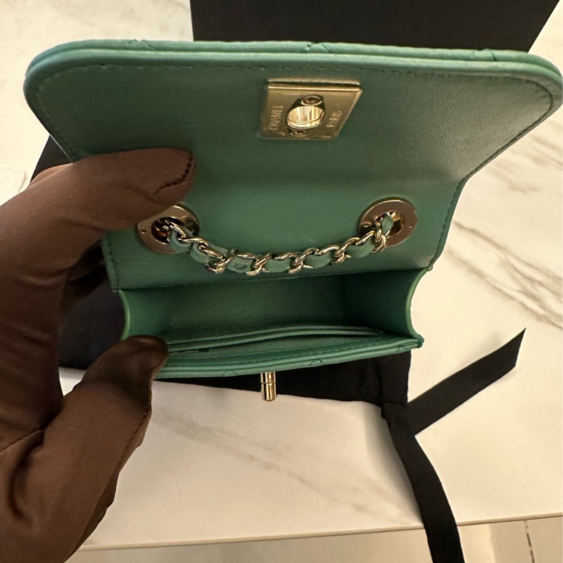 Chanel 淡金扣迷你斜背包-5