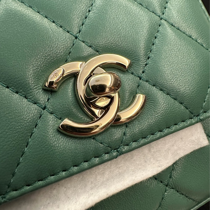 Chanel 淡金扣迷你斜背包-6