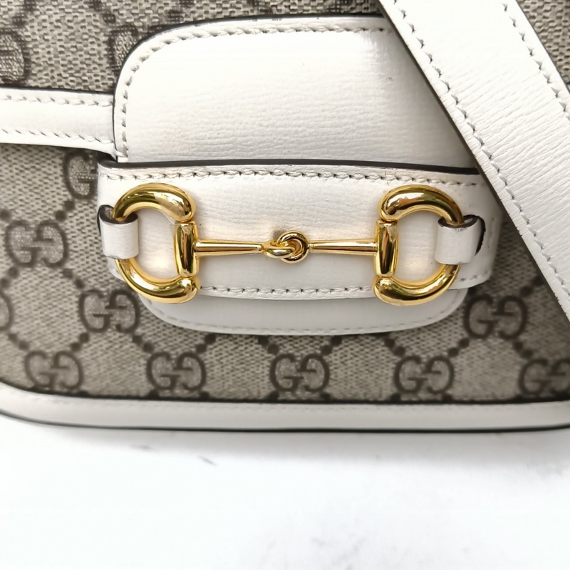 GUCCI Horsebit馬銜扣1955馬鞍包Mini雙肩帶白色PVC金扣-4
