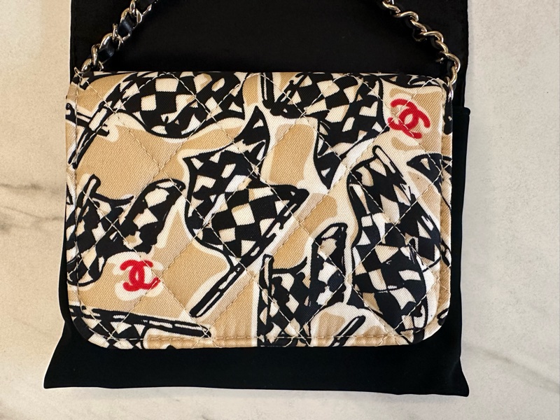 Chanel 帆布塗鴉斜背包-1