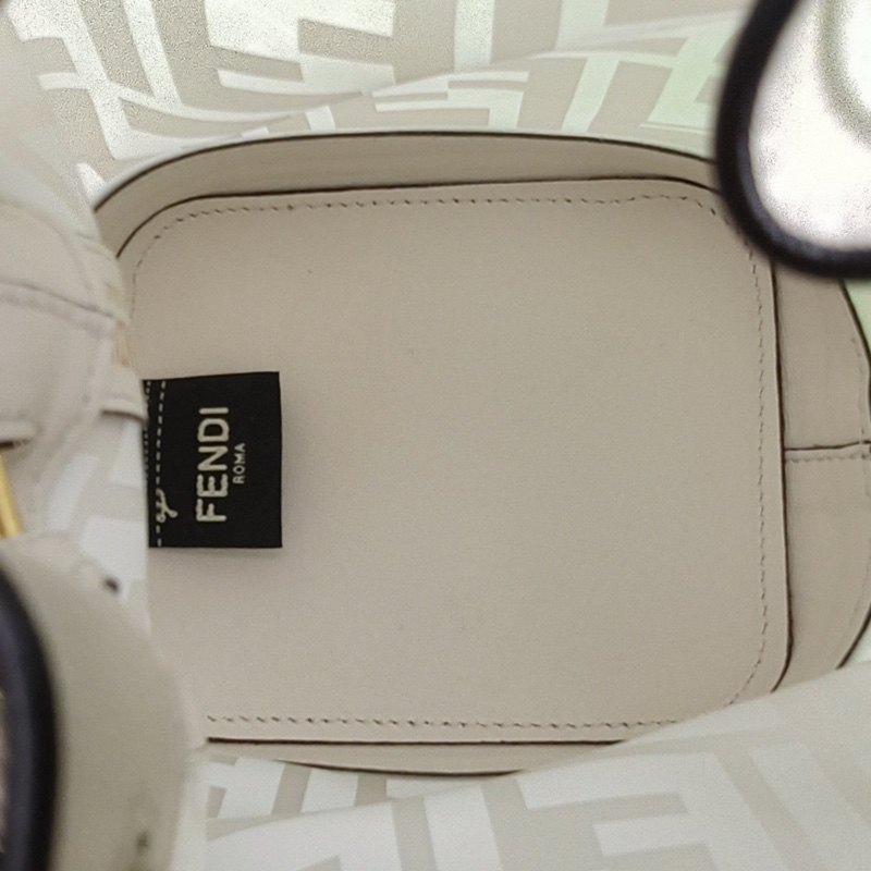 FENDI MONTRESOR迷你水桶包白色牛皮/PVC金扣-5