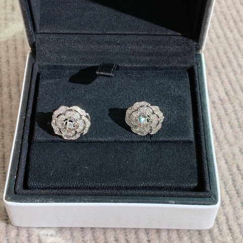 CHANEL香奈兒高級珠寶camelia山茶花白金滿鑽耳環耳釘，佩戴高貴大氣