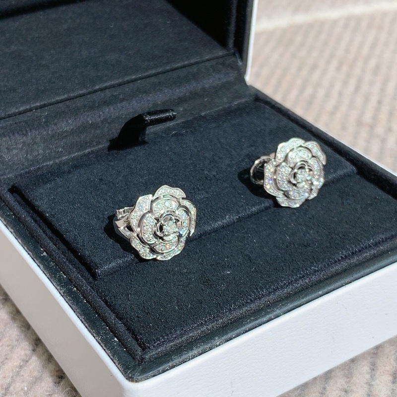 CHANEL香奈兒高級珠寶camelia山茶花白金滿鑽耳環耳釘，佩戴高貴大氣-1