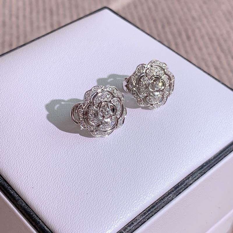 CHANEL香奈兒高級珠寶camelia山茶花白金滿鑽耳環耳釘，佩戴高貴大氣-3