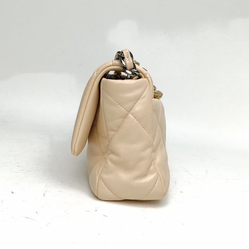 CHANEL 19BAG口蓋包小號米白色羊皮28開金銀扣-1