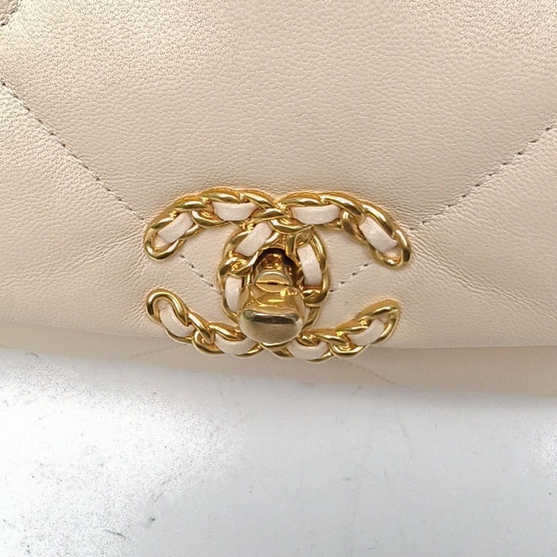 CHANEL 19BAG口蓋包小號米白色羊皮28開金銀扣-4