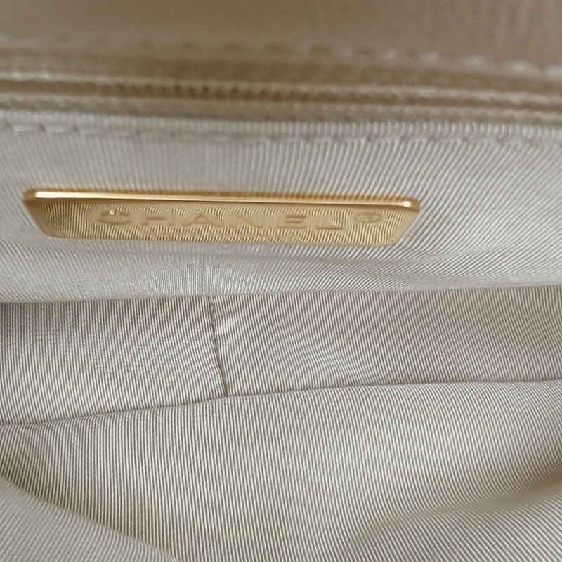 CHANEL 19BAG口蓋包小號米白色羊皮28開金銀扣-5