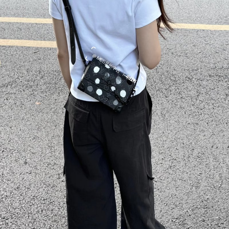 LOUIS VUITTON X 草間彌生聯名款Steamer斜背包-11