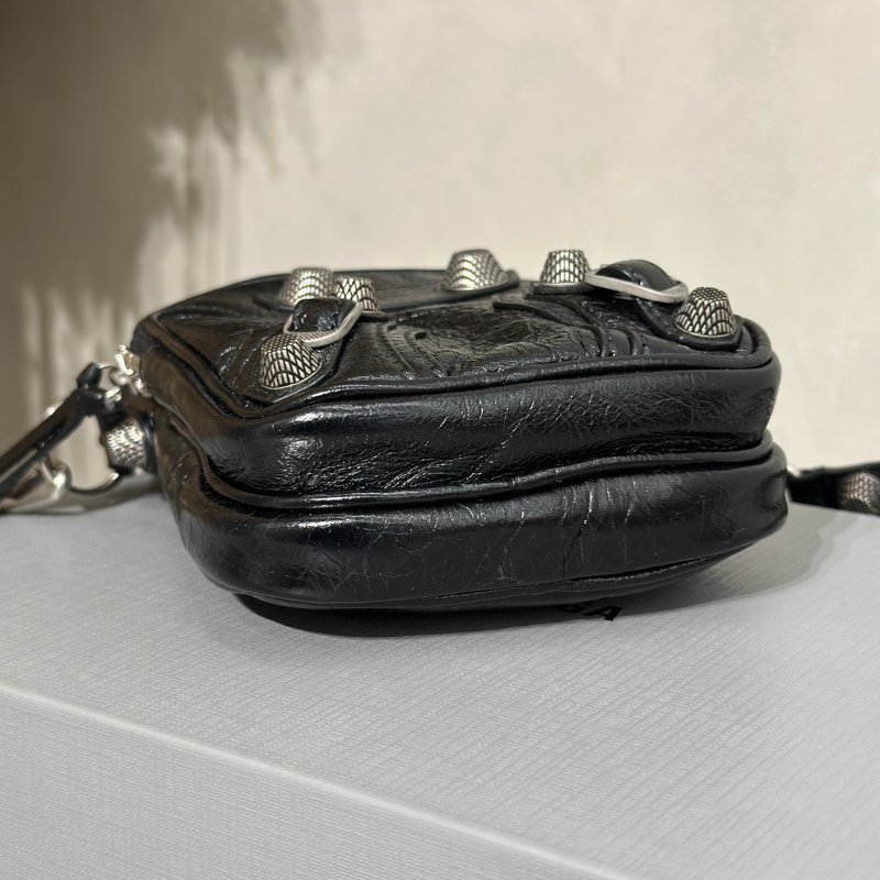 Balenciaga Le cagole斜背小包-5