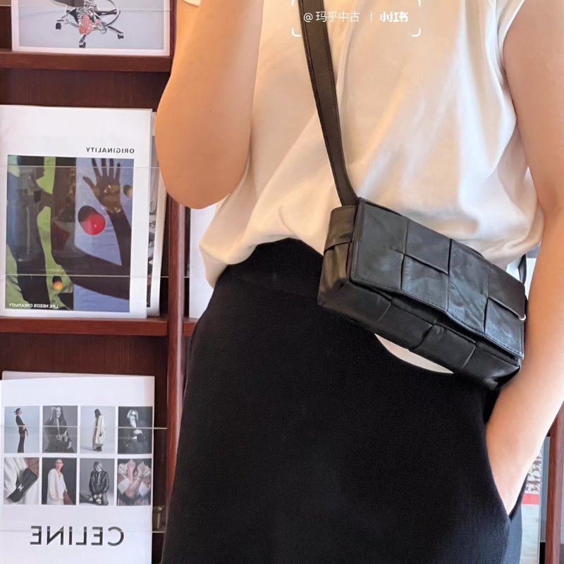 BOTTEGA VENETA Cassette經典編織包 - 8格黑-1