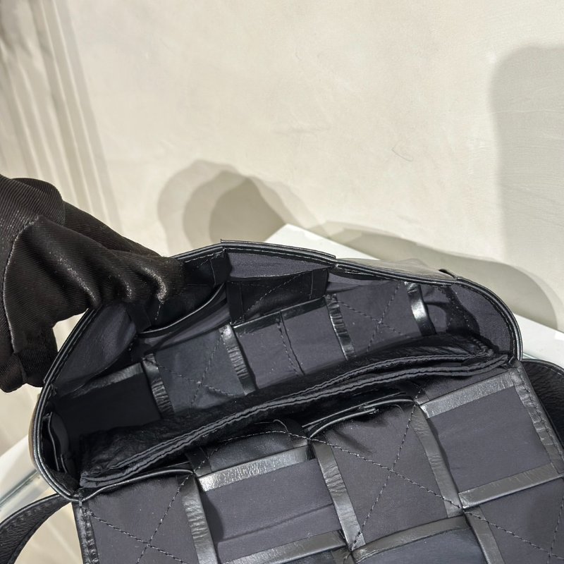 BOTTEGA VENETA Cassette經典編織包 - 8格黑-5