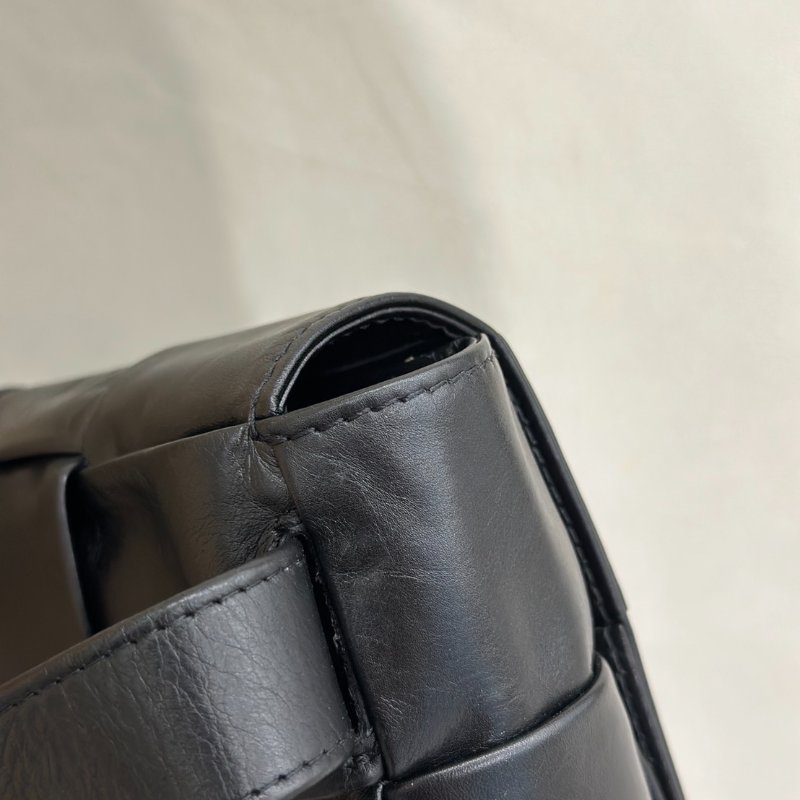BOTTEGA VENETA Cassette經典編織包 - 8格黑-7