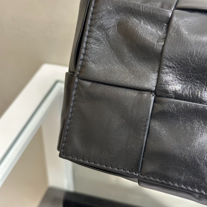 BOTTEGA VENETA Cassette經典編織包 - 8格黑-8