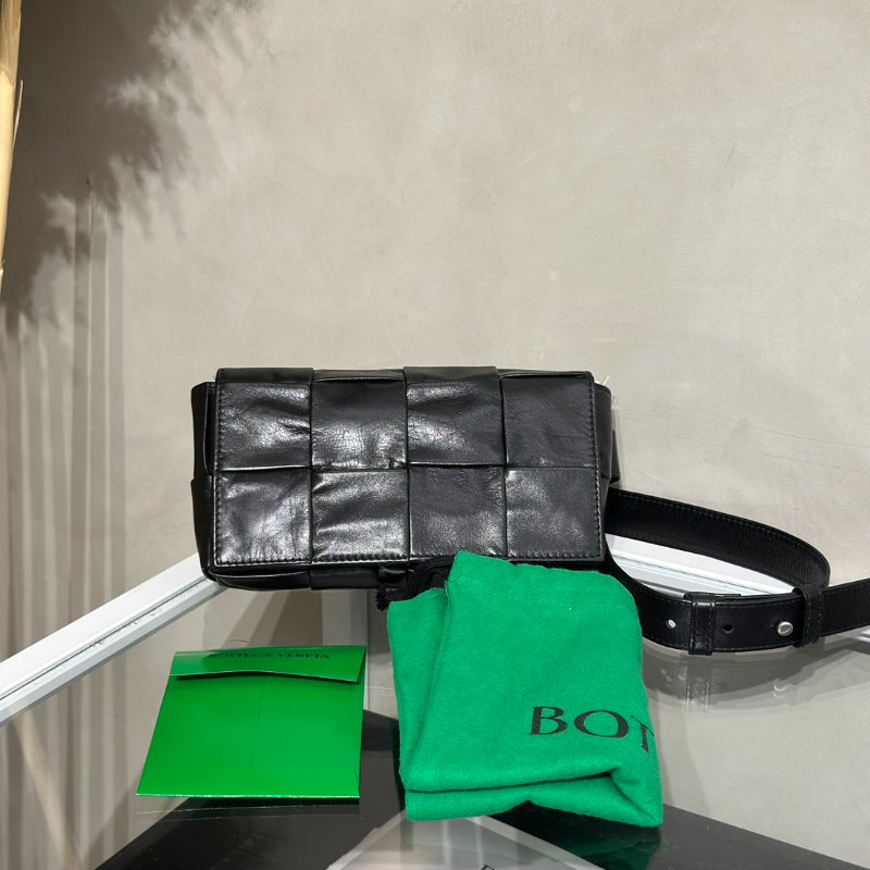 BOTTEGA VENETA Cassette經典編織包 - 8格黑-11