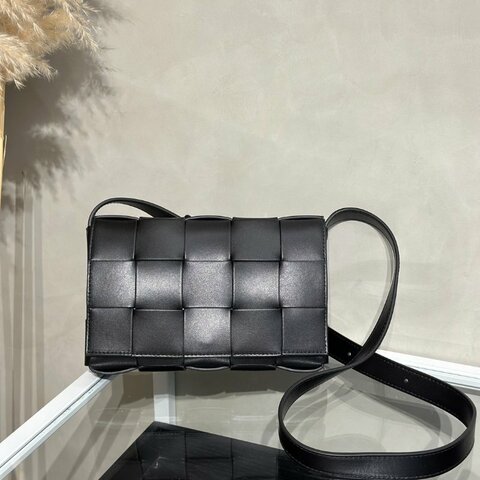 BOTTEGA VENETA Cassette經典三角釦編織包 - 15格黑